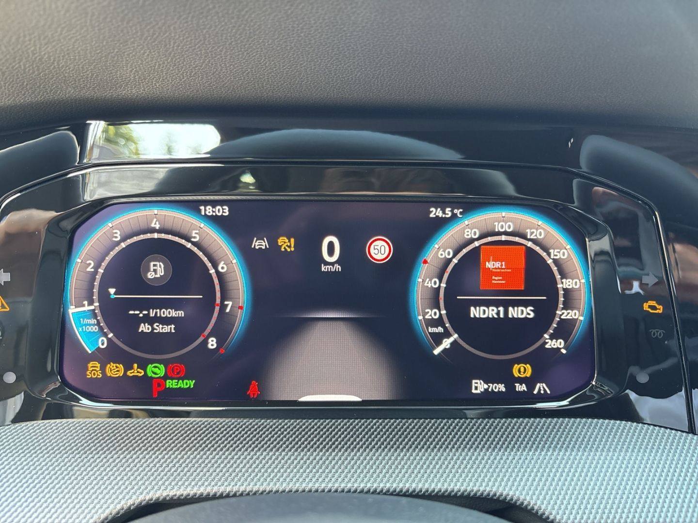 Fahrzeugabbildung Volkswagen Golf 1.5 R-Line 1,5 l eTSI AHK LED+ PARK COMFORT