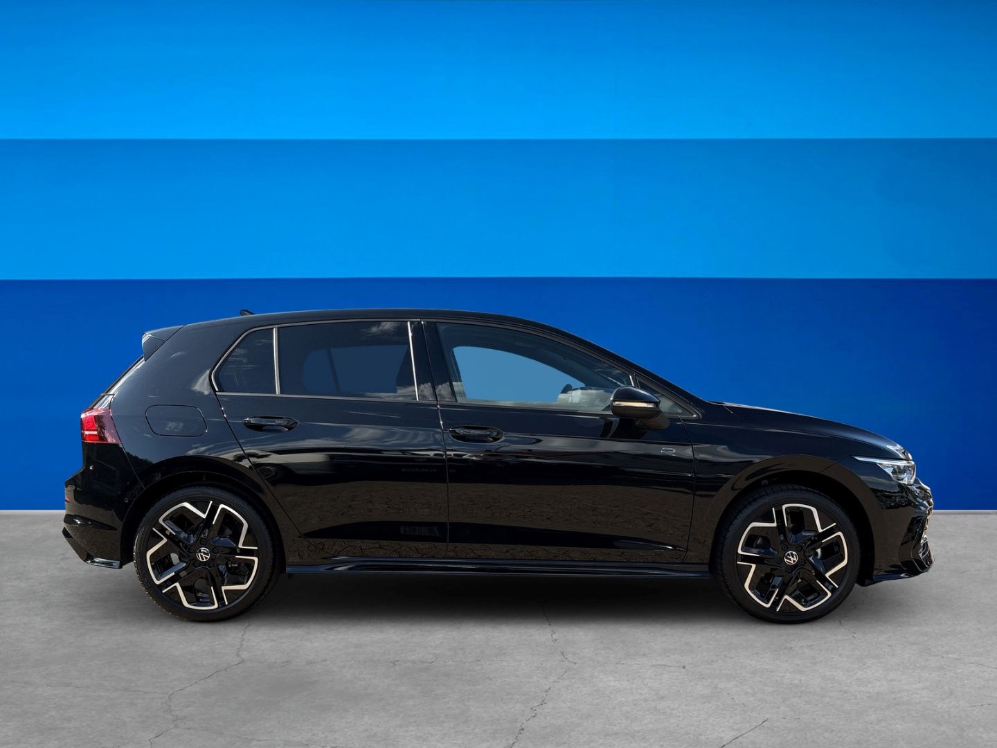 Fahrzeugabbildung Volkswagen Golf 1.5 R-Line 1,5 l eTSI AHK LED+ PARK COMFORT