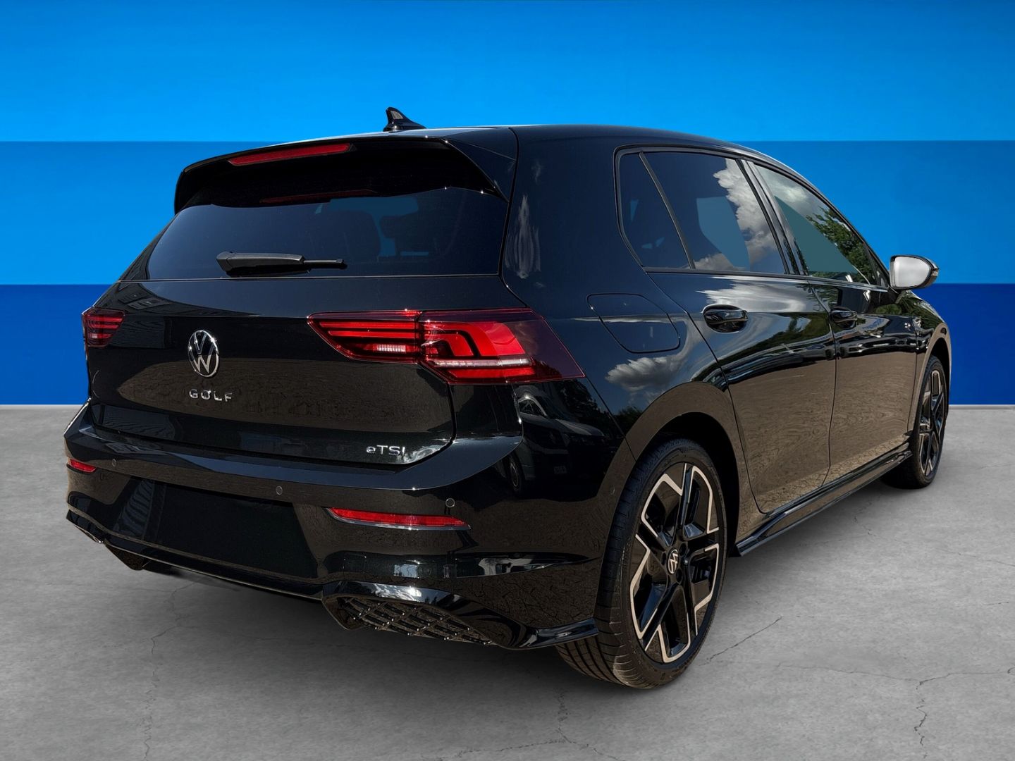 Fahrzeugabbildung Volkswagen Golf 1.5 R-Line 1,5 l eTSI AHK LED+ PARK COMFORT