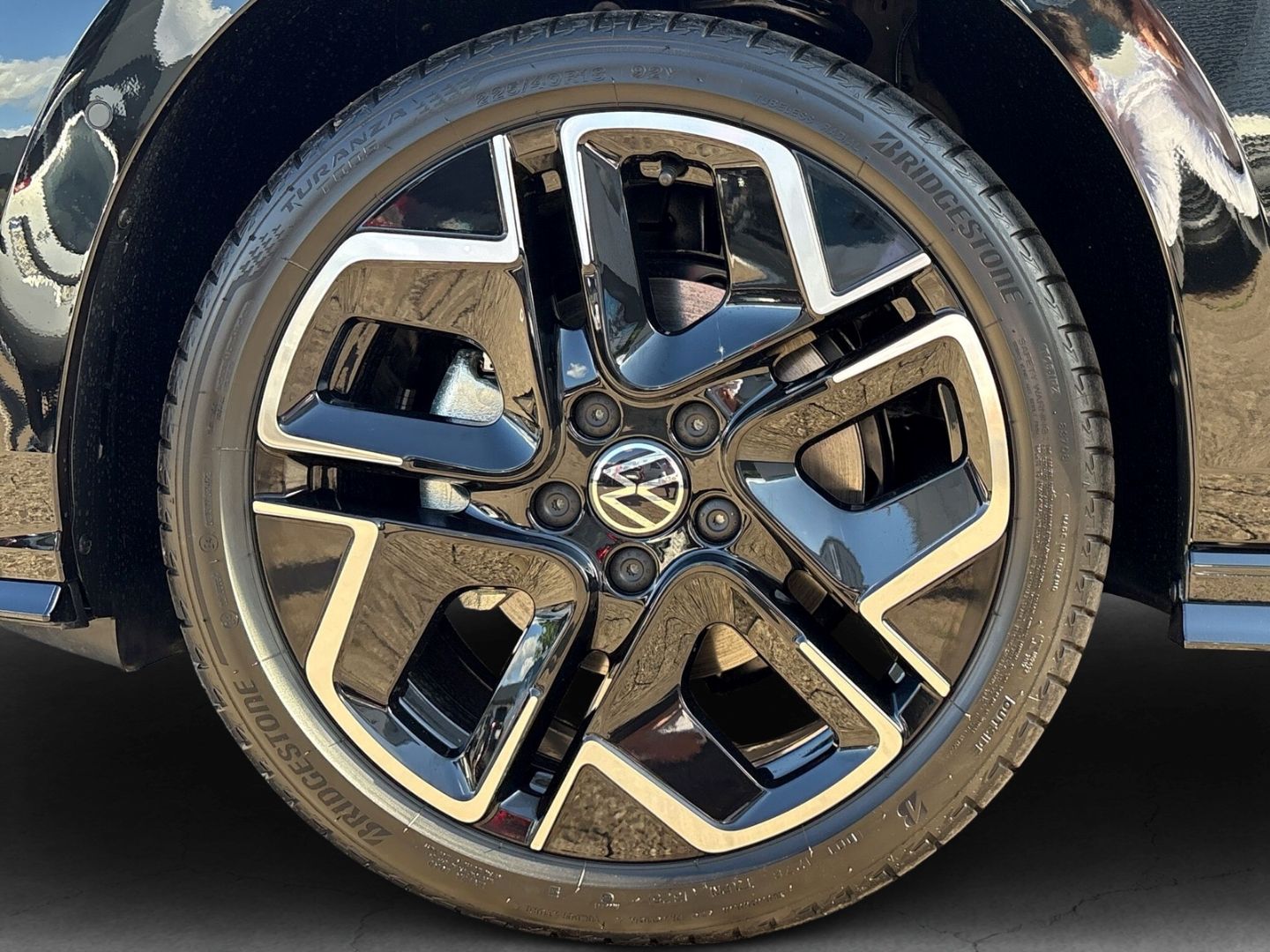 Fahrzeugabbildung Volkswagen Golf 1.5 R-Line 1,5 l eTSI AHK LED+ PARK COMFORT