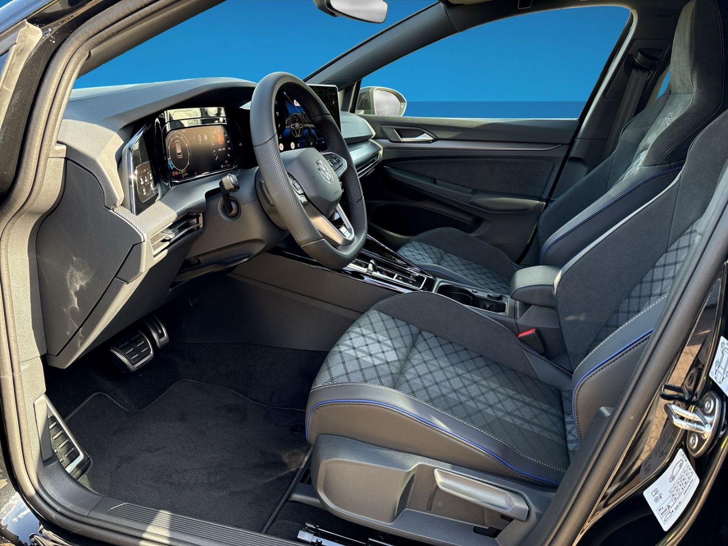 Fahrzeugabbildung Volkswagen Golf 1.5 R-Line 1,5 l eTSI AHK LED+ PARK COMFORT