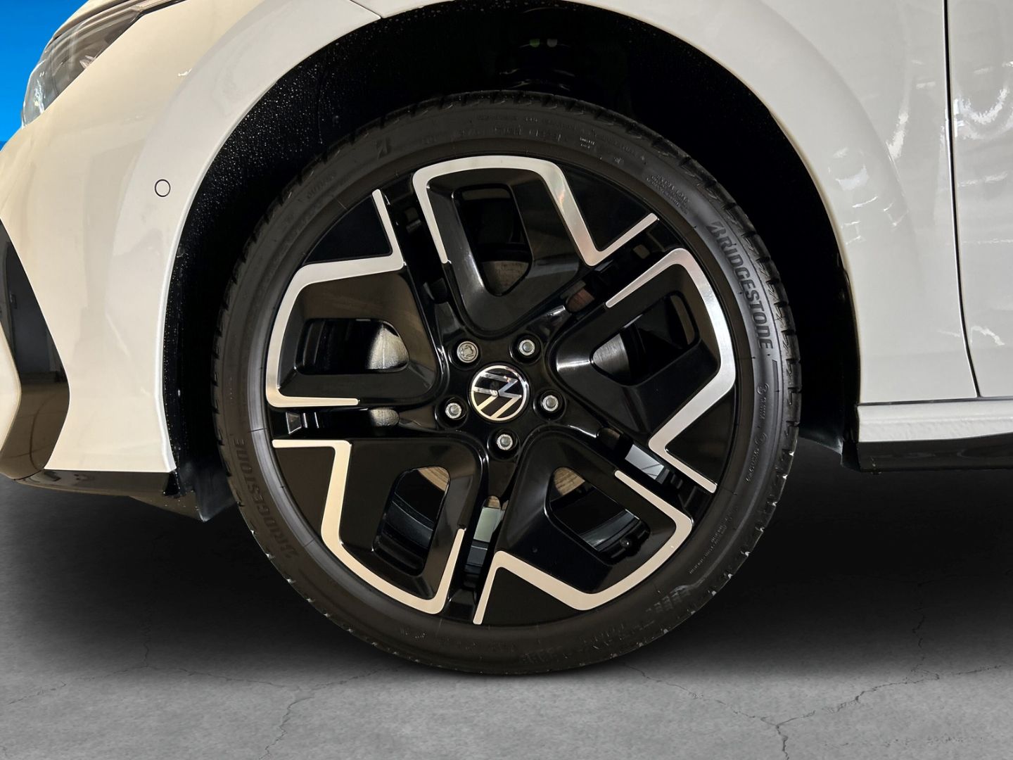 Fahrzeugabbildung Volkswagen Golf R-Line 1,5 l eTSI AHK BLACK STYLE LED+