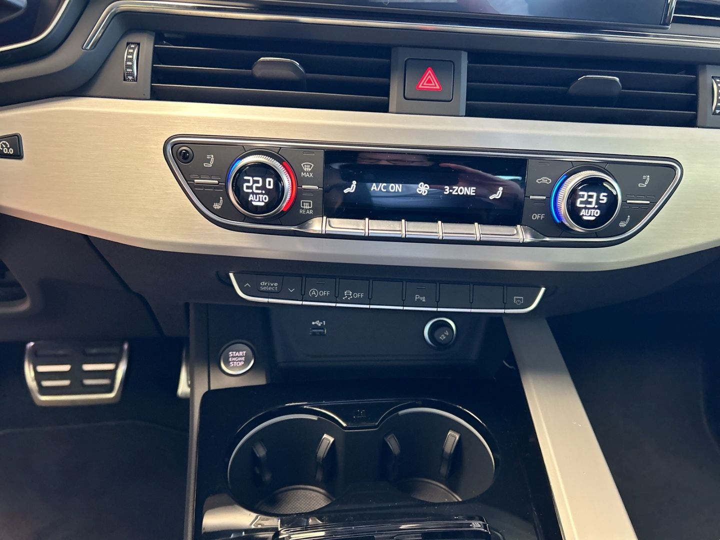 Fahrzeugabbildung Audi A5 Cabriolet 40 TFSI S-LINE+AHK+NAVI+LEDER+VIRTU