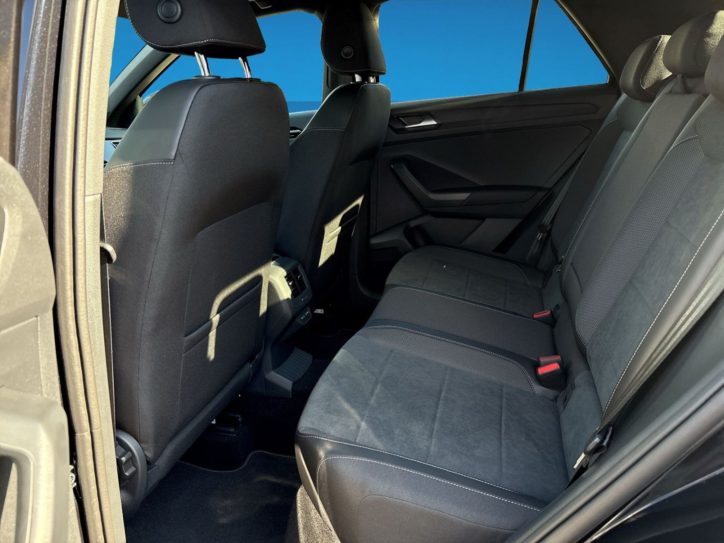 Fahrzeugabbildung Volkswagen T-Roc R-Line 2.0l TDI IQ.LIGHT AHK EASY OPEN