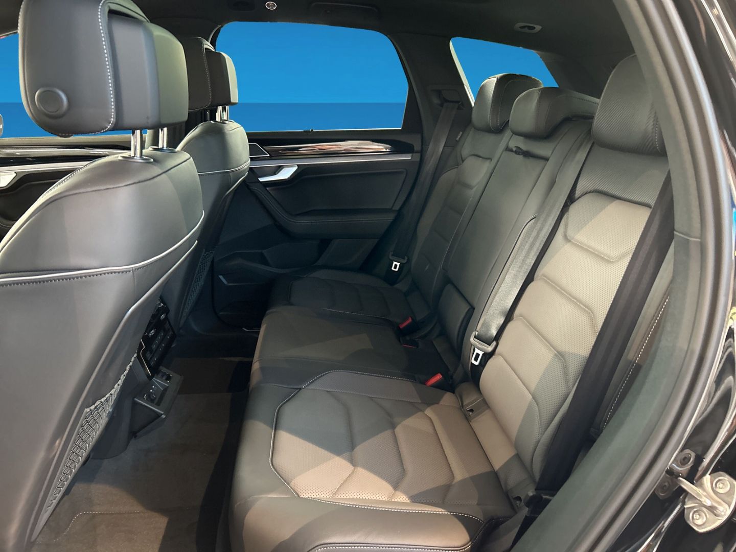 Fahrzeugabbildung Volkswagen Touareg R-Line 3,0l V6 TDI HD-MATRIX AHK PANO DY