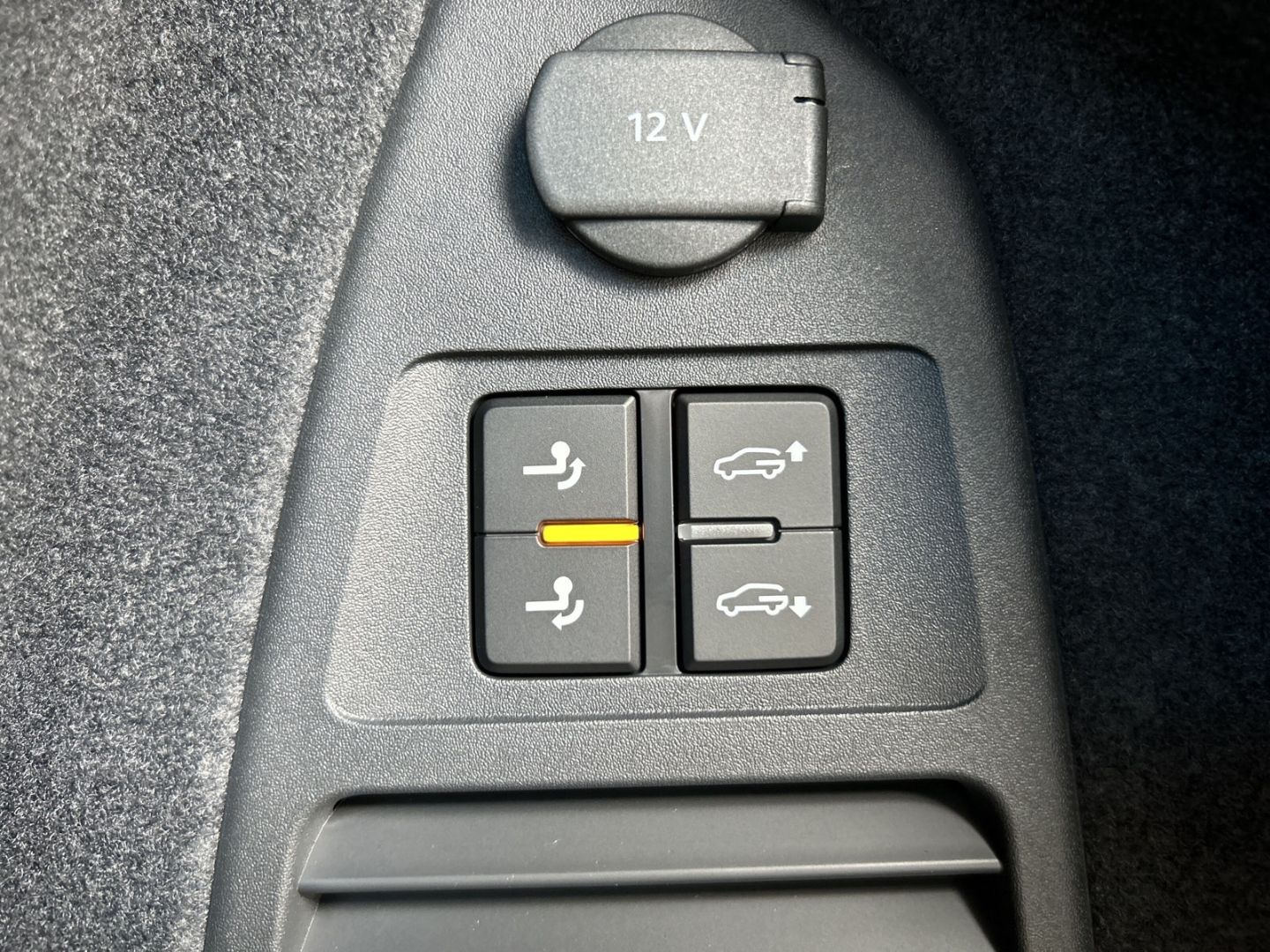 Fahrzeugabbildung Volkswagen Touareg R-Line 3,0l V6 TDI HD-MATRIX AHK PANO DY