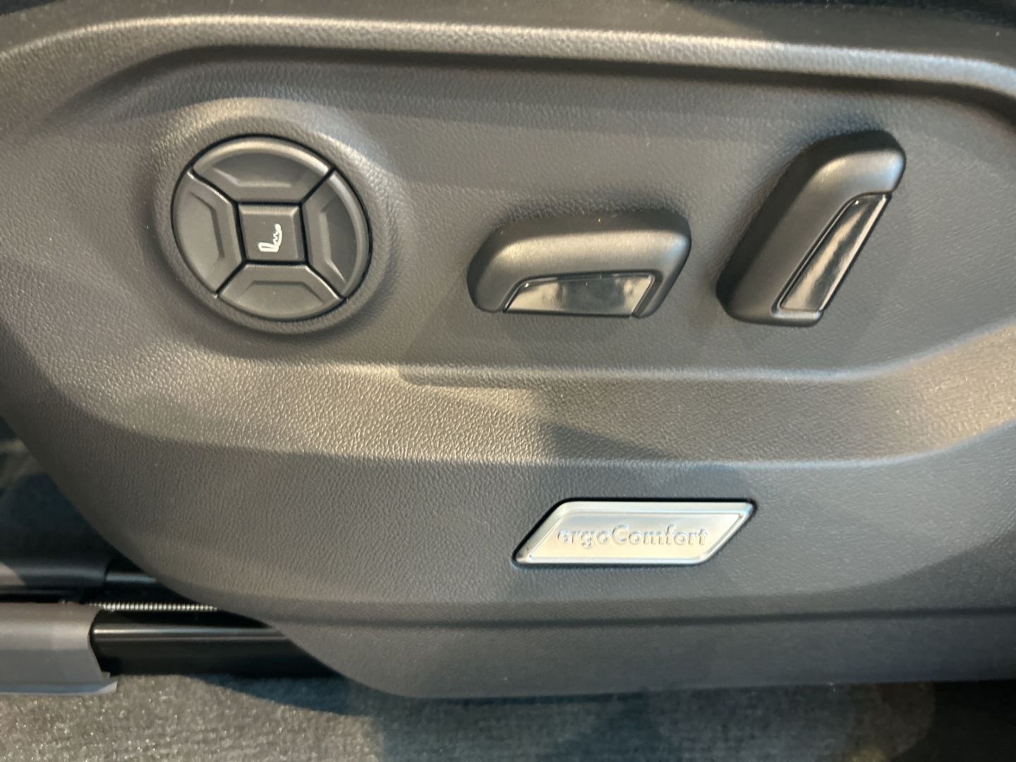 Fahrzeugabbildung Volkswagen Touareg R-Line 3,0l V6 TDI HD-MATRIX AHK PANO DY
