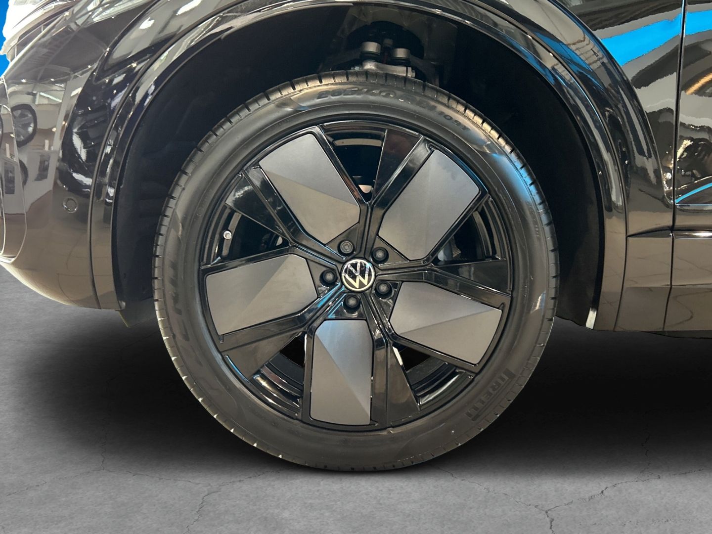 Fahrzeugabbildung Volkswagen Touareg R-Line 3,0l V6 TDI HD-MATRIX AHK PANO DY