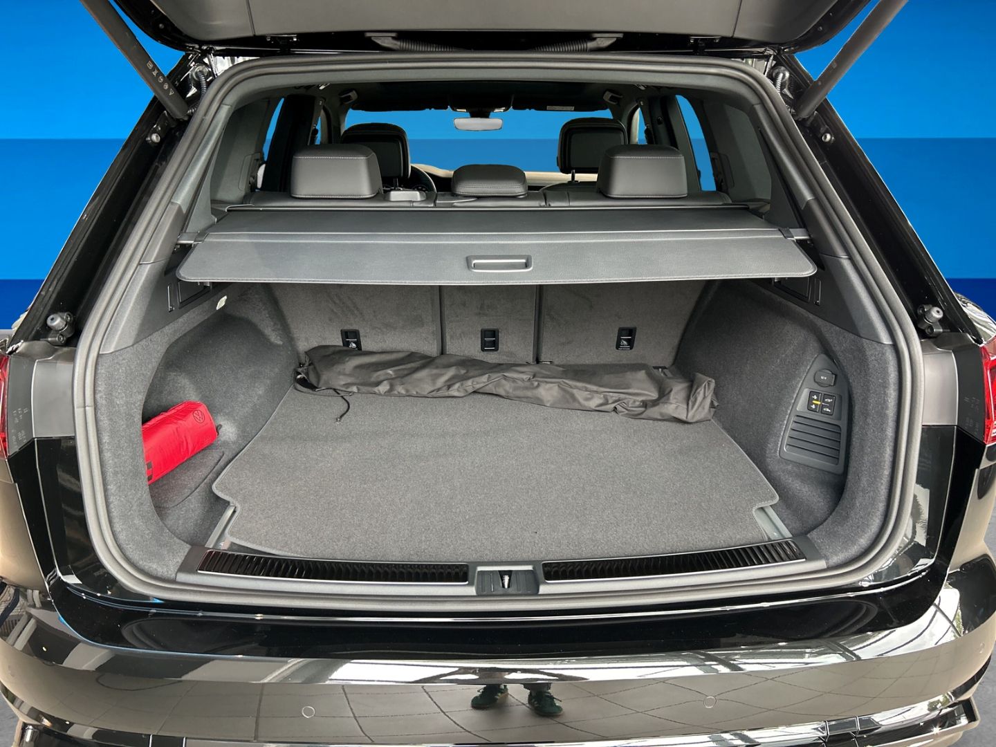 Fahrzeugabbildung Volkswagen Touareg R-Line 3,0l V6 TDI HD-MATRIX AHK PANO DY