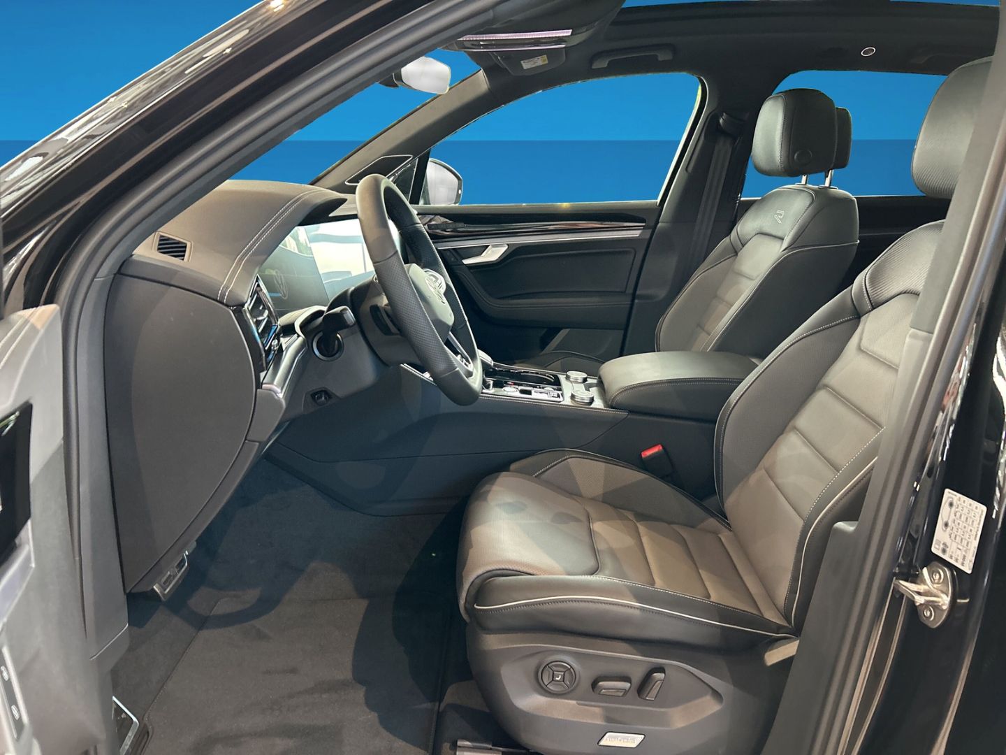Fahrzeugabbildung Volkswagen Touareg R-Line 3,0l V6 TDI HD-MATRIX AHK PANO DY