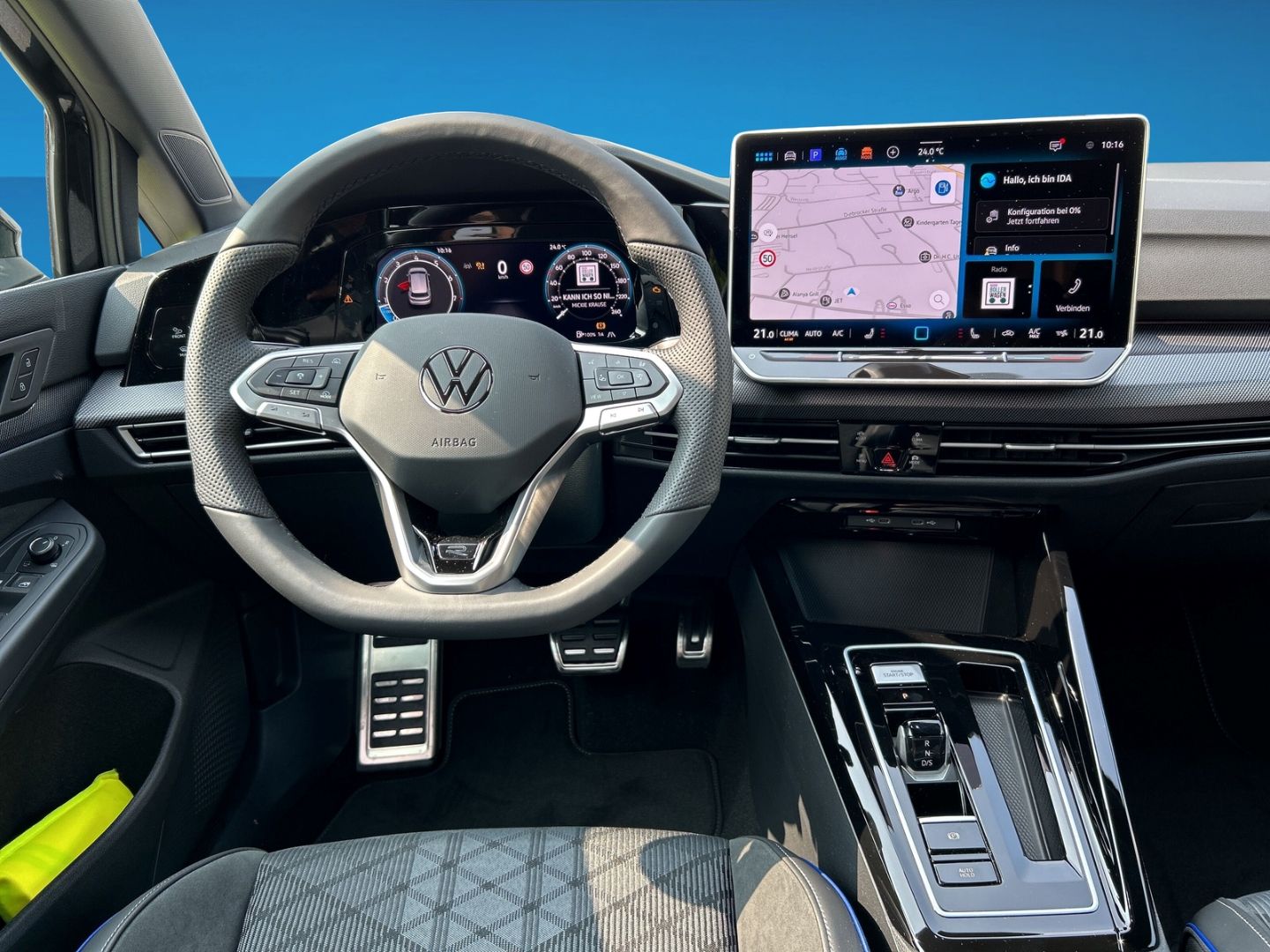 Fahrzeugabbildung Volkswagen Golf R-Line 1,5l eTSI DSG AHK LED+ BLACK STYLE
