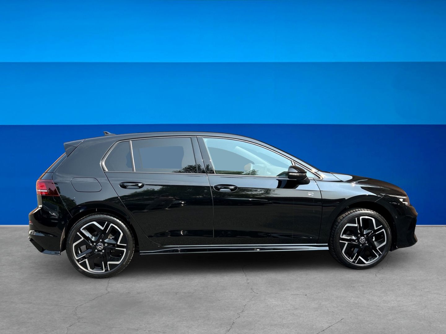 Fahrzeugabbildung Volkswagen Golf R-Line 1,5l eTSI DSG AHK LED+ BLACK STYLE