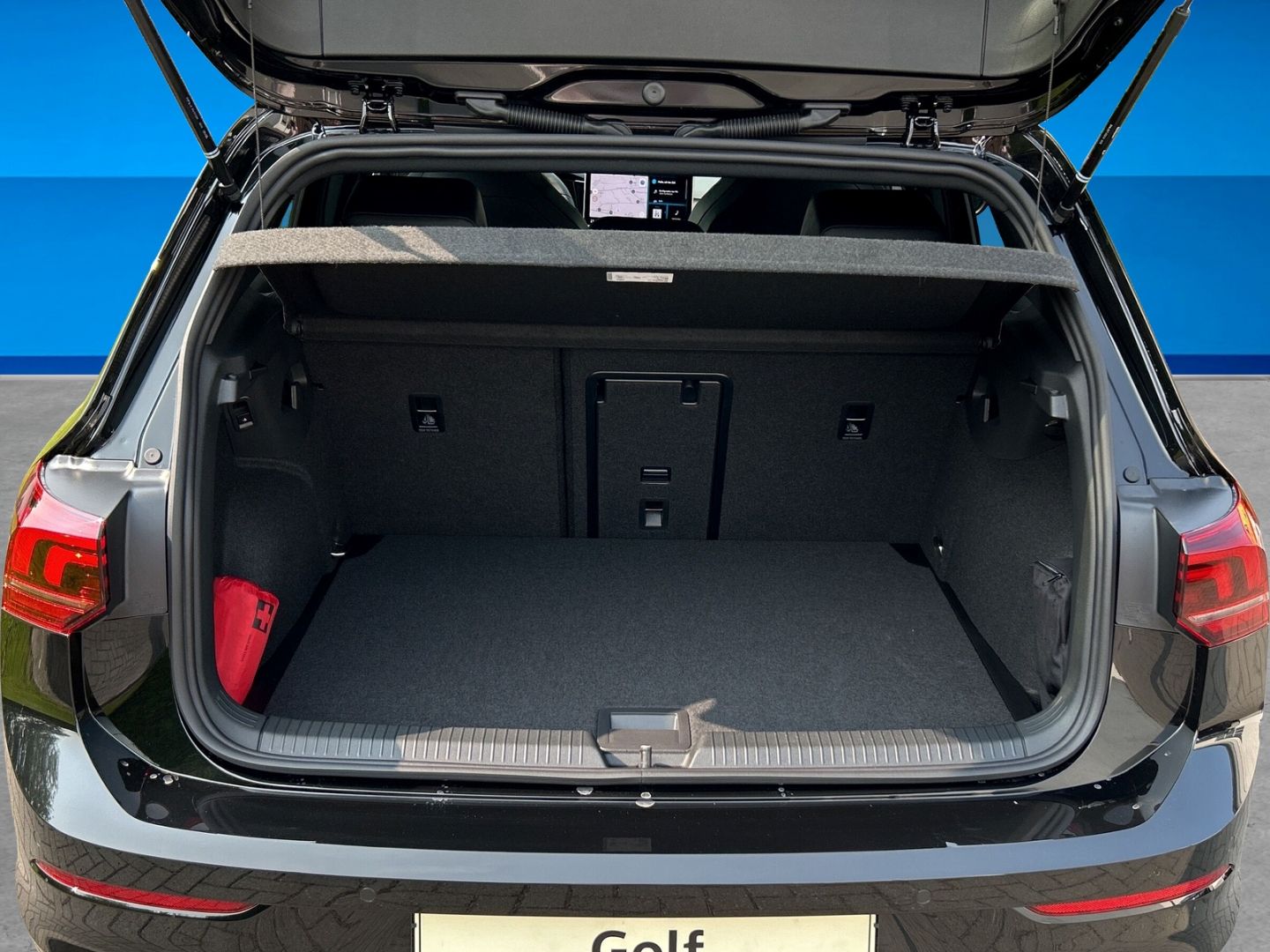Fahrzeugabbildung Volkswagen Golf R-Line 1,5l eTSI DSG AHK LED+ BLACK STYLE