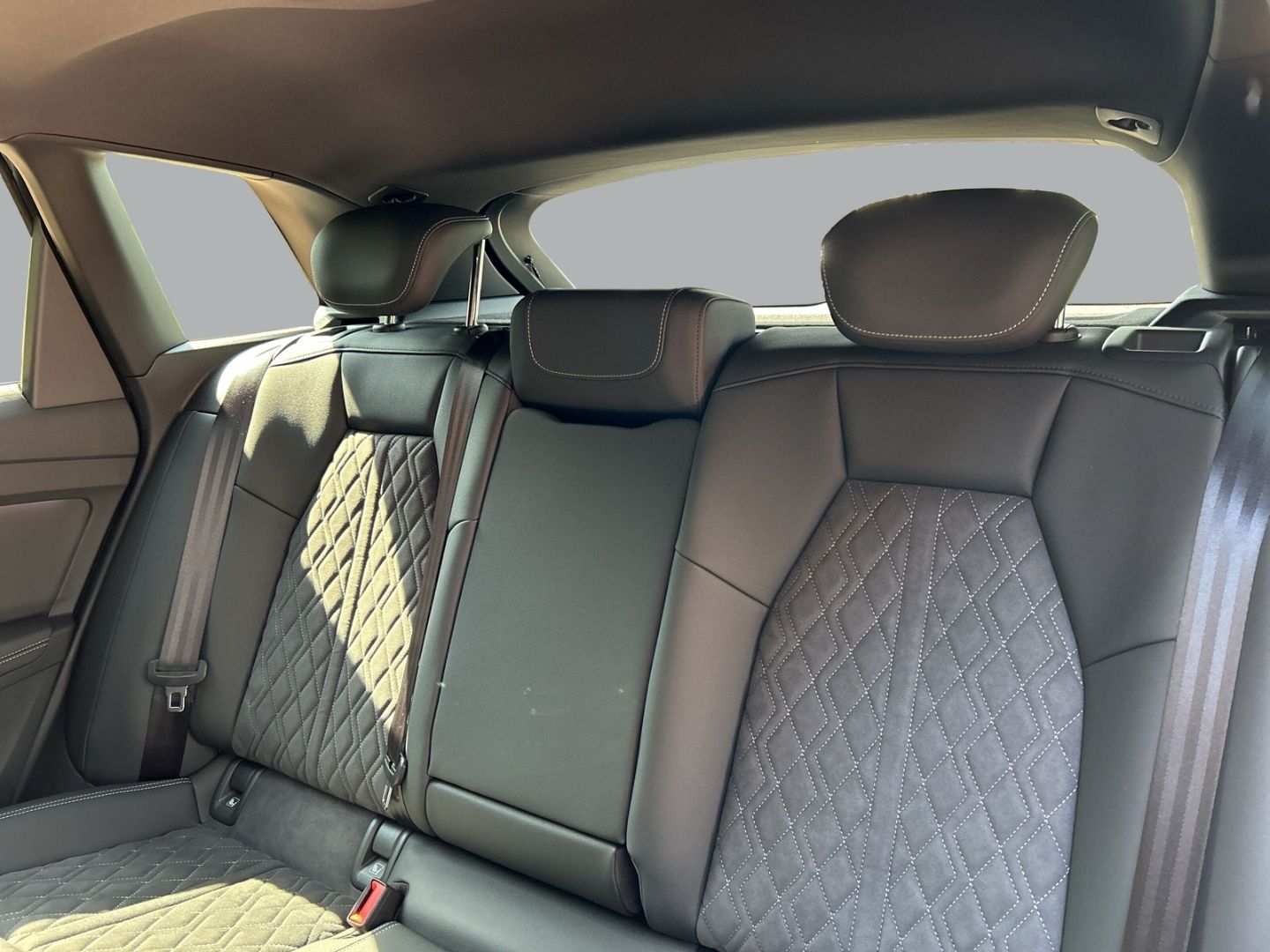 Fahrzeugabbildung Audi Q4 45 quattro SPORTPAKET+HUD+AHK+PANO+NAVI+LED