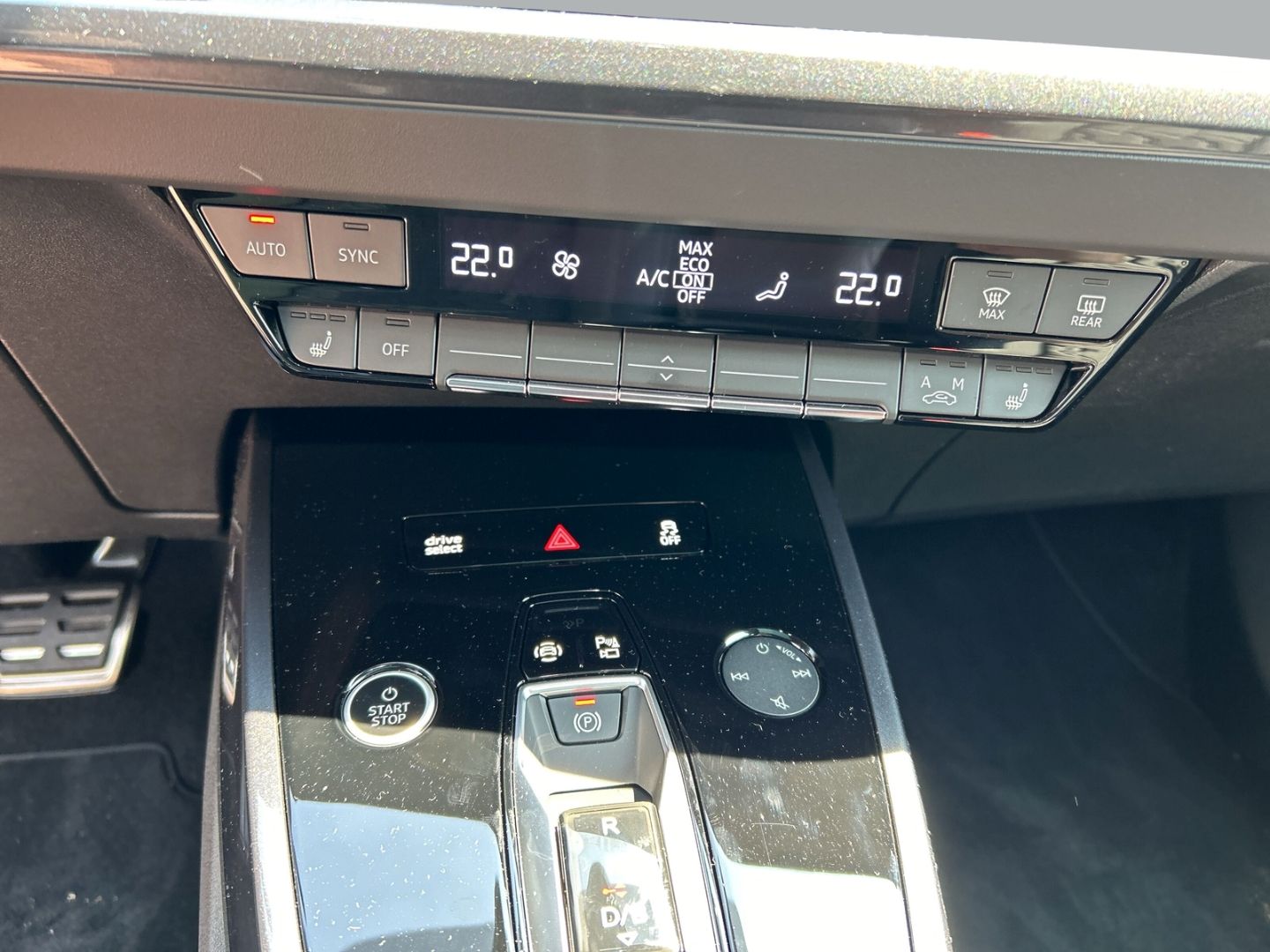 Fahrzeugabbildung Audi Q4 45 quattro SPORTPAKET+HUD+AHK+PANO+NAVI+LED