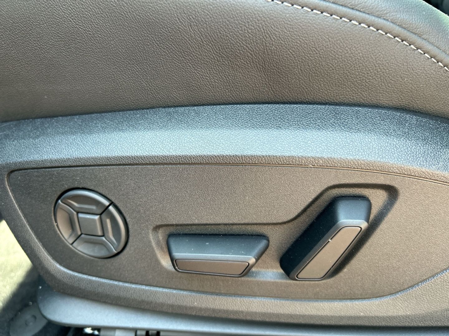 Fahrzeugabbildung Audi Q4 45 quattro SPORTPAKET+HUD+AHK+PANO+NAVI+LED
