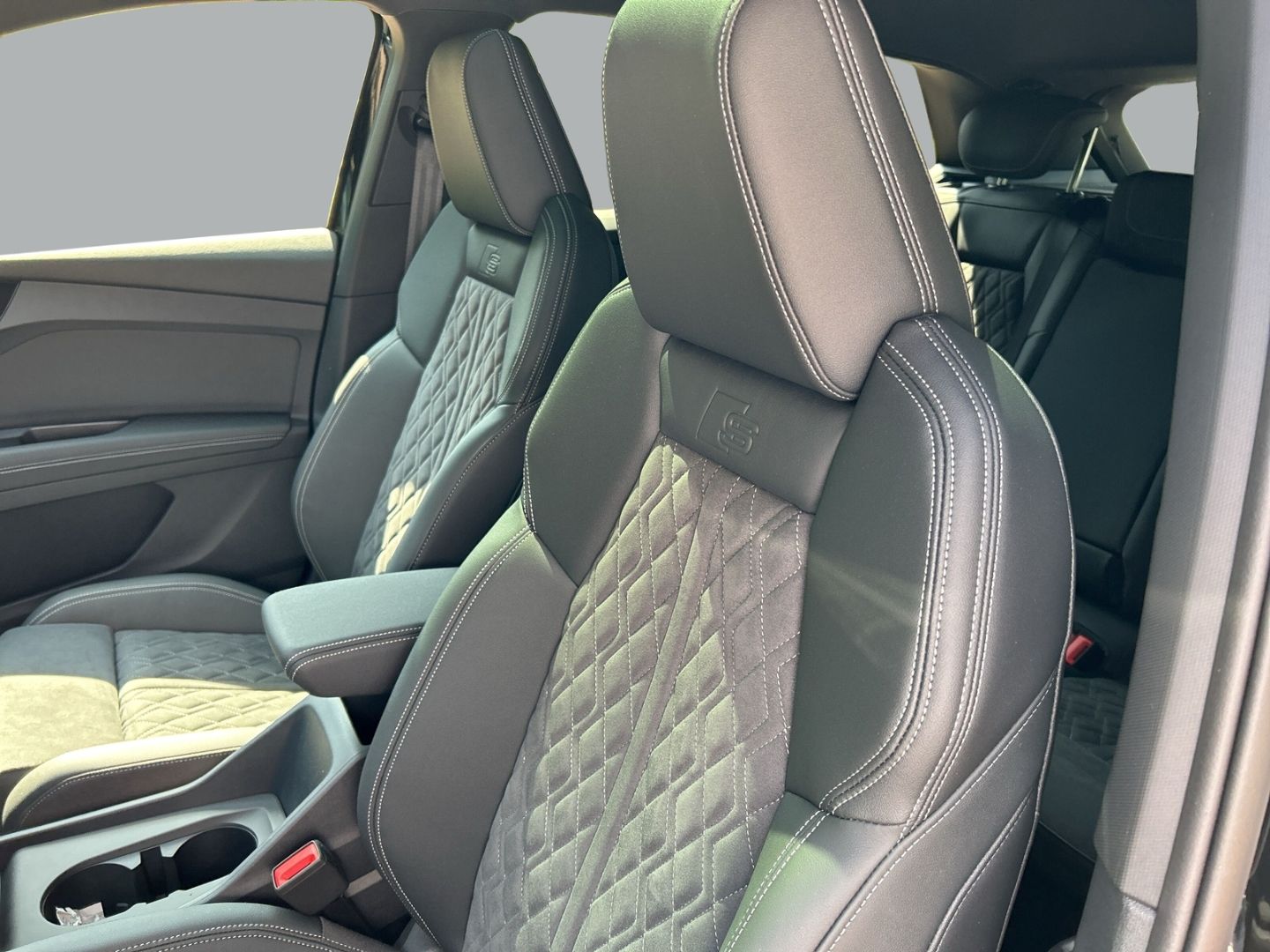 Fahrzeugabbildung Audi Q4 45 quattro SPORTPAKET+HUD+AHK+PANO+NAVI+LED