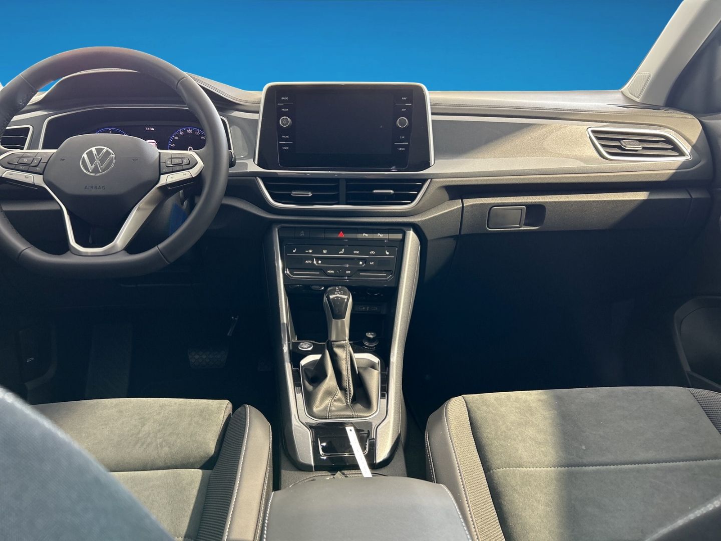 Fahrzeugabbildung Volkswagen T-Roc Style 2.0l TDI DSG IQ.LIGHT AHK REAR VIEW