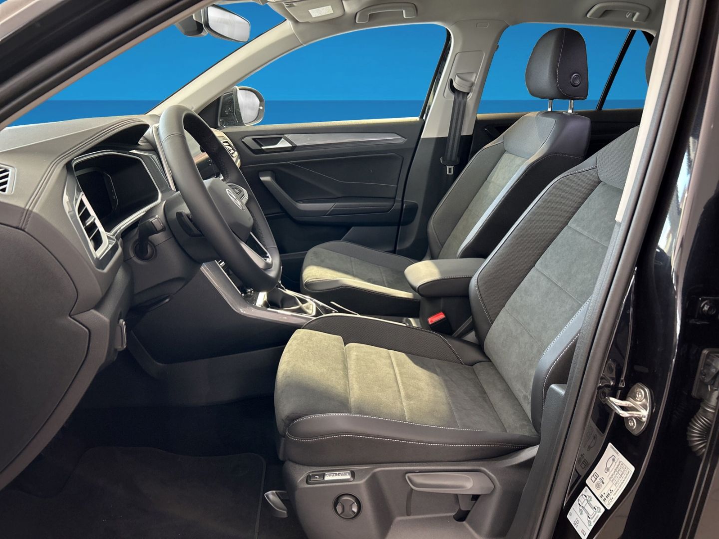 Fahrzeugabbildung Volkswagen T-Roc Style 2.0l TDI DSG IQ.LIGHT AHK REAR VIEW