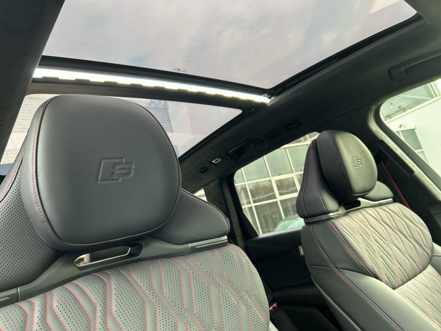 Fahrzeug 23 Fahrzeugabbildung Audi Q7 SUV TDI 220KW+HUD+LUFT+STHZ+AHK-EL+PANO+B&O - mit KI generiert/bearbeitet