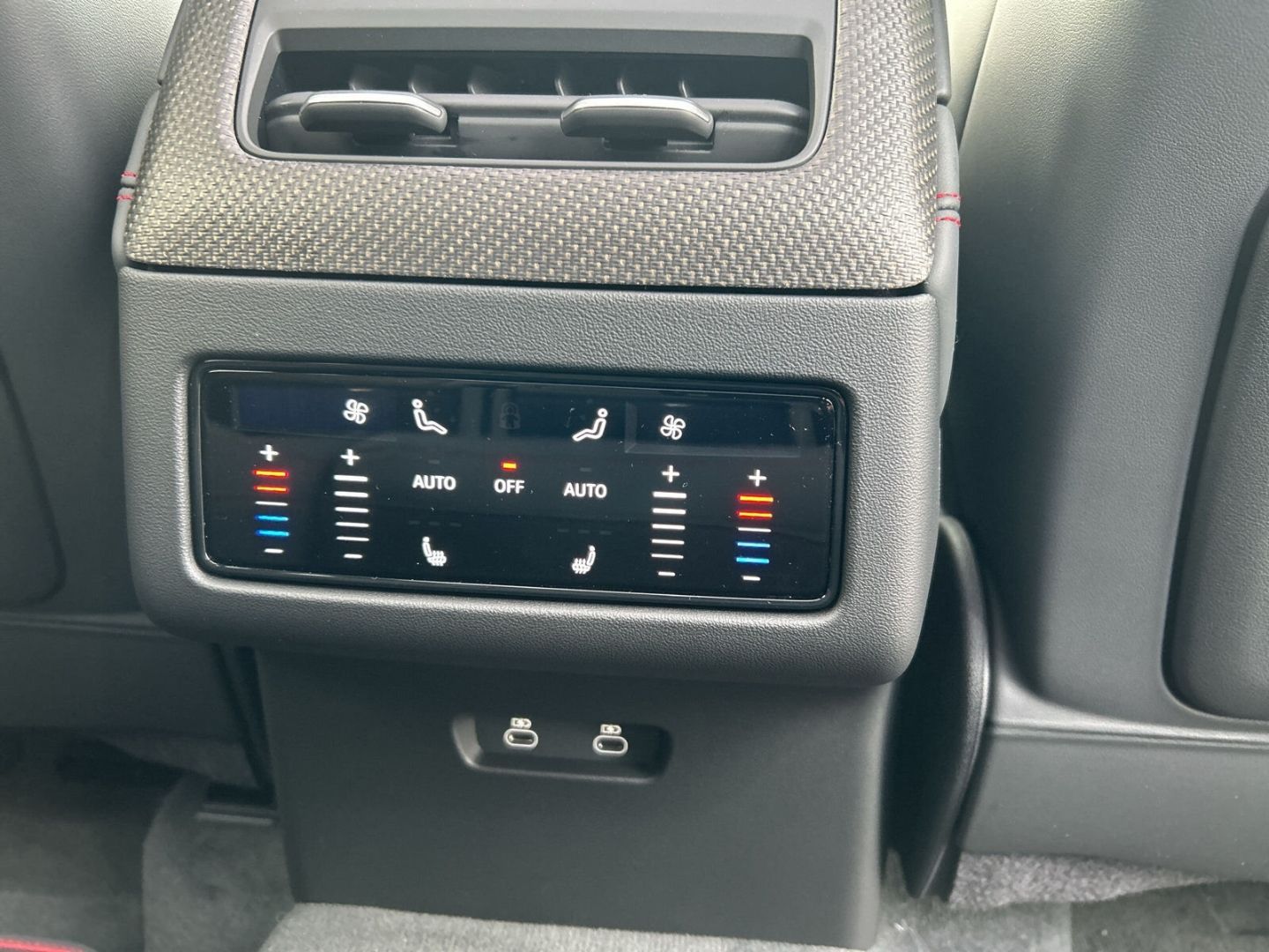 Fahrzeug 24 Fahrzeugabbildung Audi Q7 SUV TDI 220KW+HUD+LUFT+STHZ+AHK-EL+PANO+B&O - mit KI generiert/bearbeitet