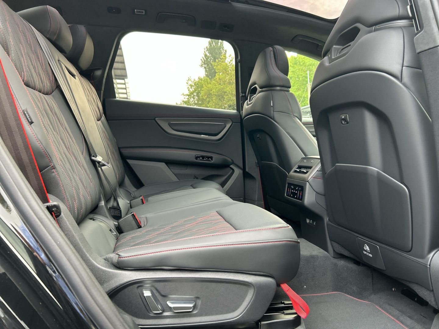 Fahrzeug 25 Fahrzeugabbildung Audi Q7 SUV TDI 220KW+HUD+LUFT+STHZ+AHK-EL+PANO+B&O - mit KI generiert/bearbeitet