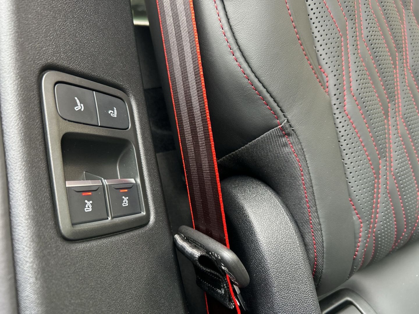 Fahrzeug 26 Fahrzeugabbildung Audi Q7 SUV TDI 220KW+HUD+LUFT+STHZ+AHK-EL+PANO+B&O - mit KI generiert/bearbeitet