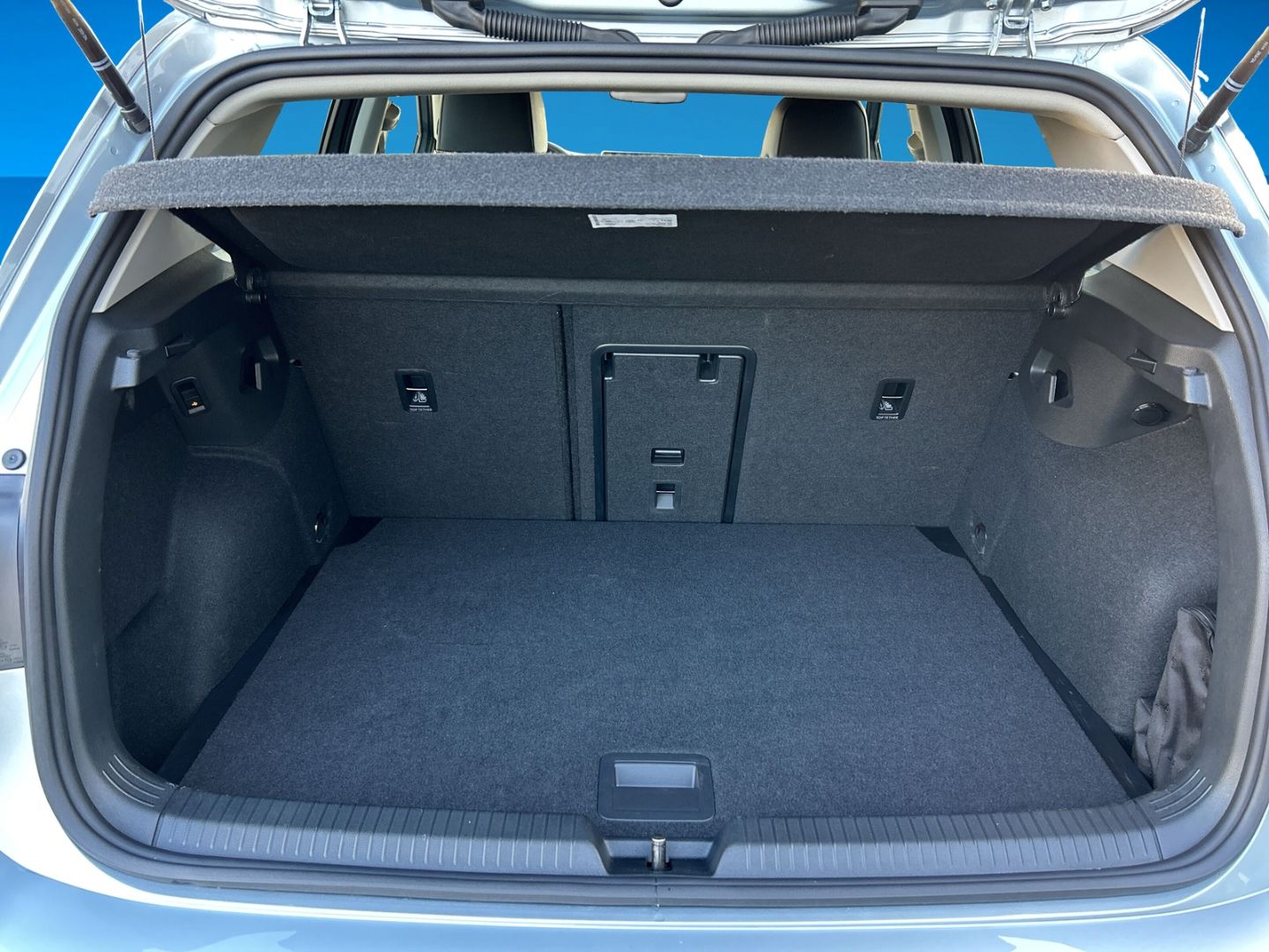 Fahrzeug 10 Fahrzeugabbildung Volkswagen Golf Mildhybrid EU6e VIII 1.5 eTSI 85 kW Goal AH - mit KI generiert/bearbeitet