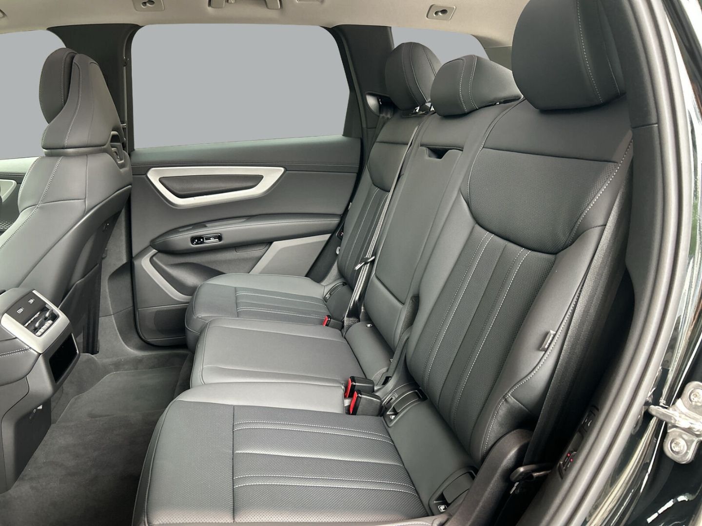 Fahrzeug 13 Fahrzeugabbildung Audi Q7 SUV TDI 220KW+HUD+PANO+STHZ+B&O+LUFT+AHK-LED - mit KI generiert/bearbeitet