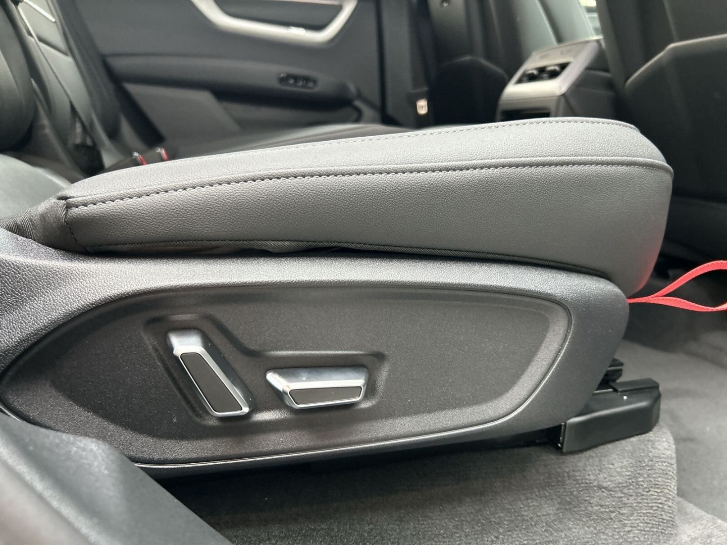 Fahrzeug 22 Fahrzeugabbildung Audi Q7 SUV TDI 220KW+HUD+PANO+STHZ+B&O+LUFT+AHK-LED - mit KI generiert/bearbeitet