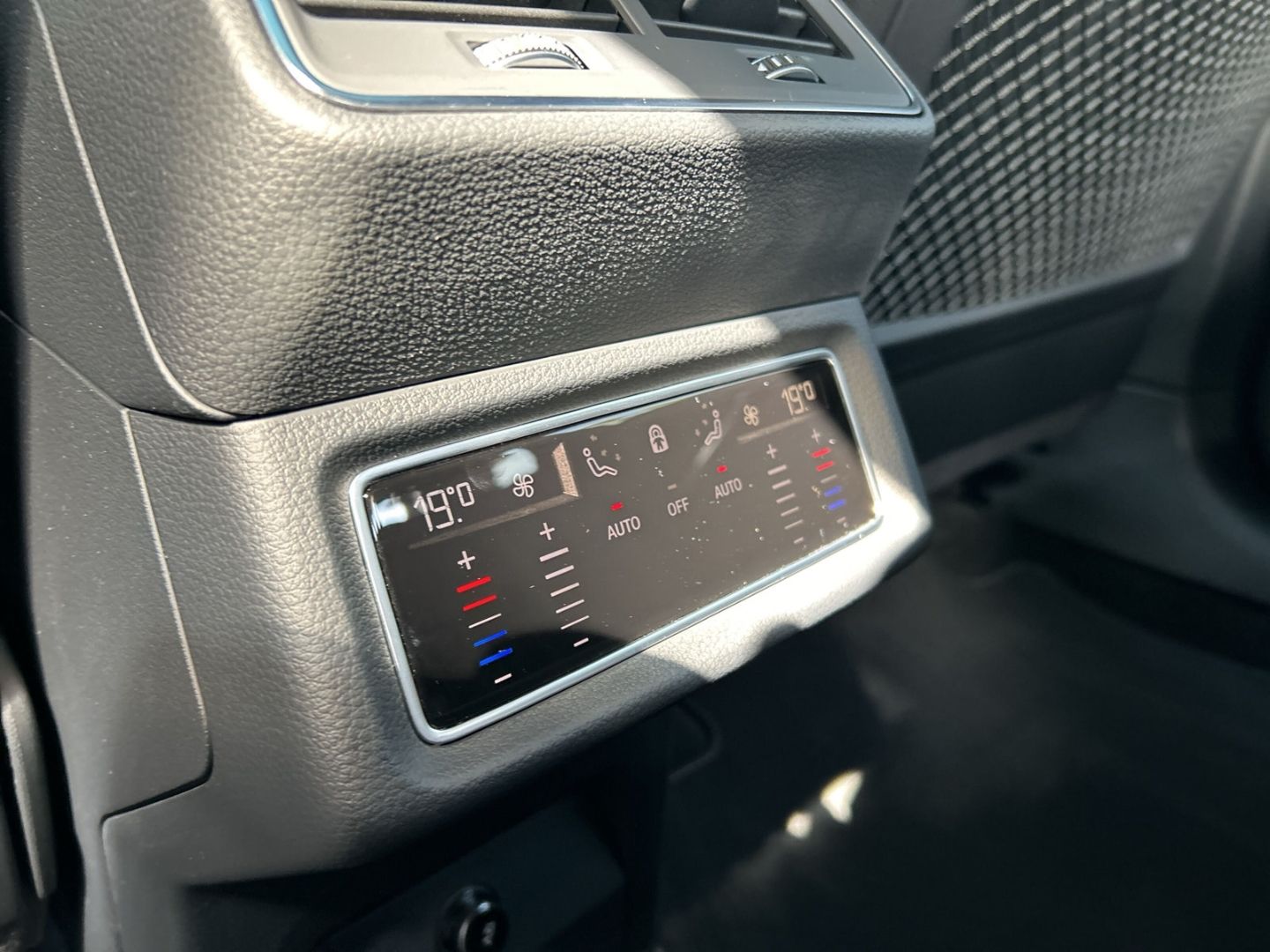 Fahrzeugabbildung Audi Q8 e-tron SPORTBACK 55 SLINE HUD+PANO+LEDER+LED+