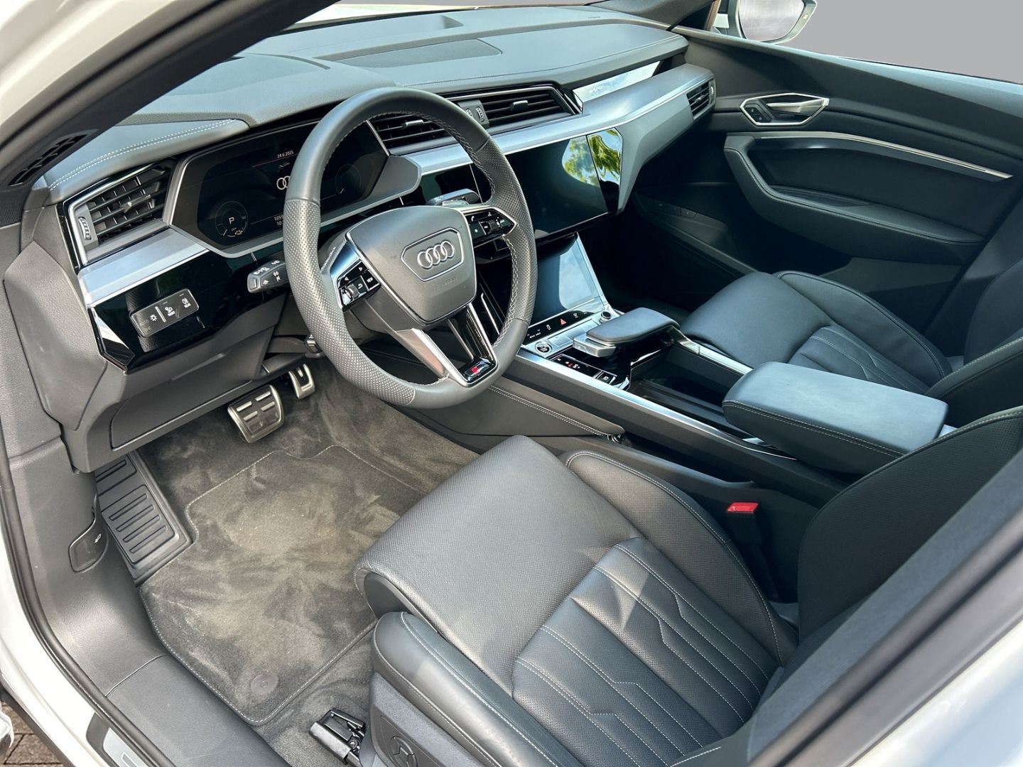 Fahrzeugabbildung Audi Q8 e-tron SPORTBACK 55 SLINE HUD+PANO+LEDER+LED+