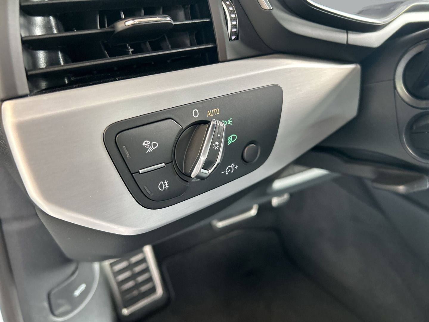 Fahrzeugabbildung Audi A5 Cabriolet 40 TFSI S-LINE+AHK+NAVI+LEDER+VIRTU