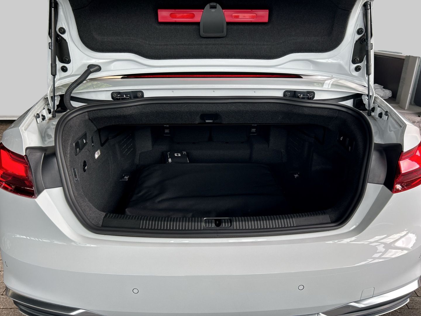 Fahrzeugabbildung Audi A5 Cabriolet 40 TFSI S-LINE+AHK+NAVI+LEDER+VIRTU