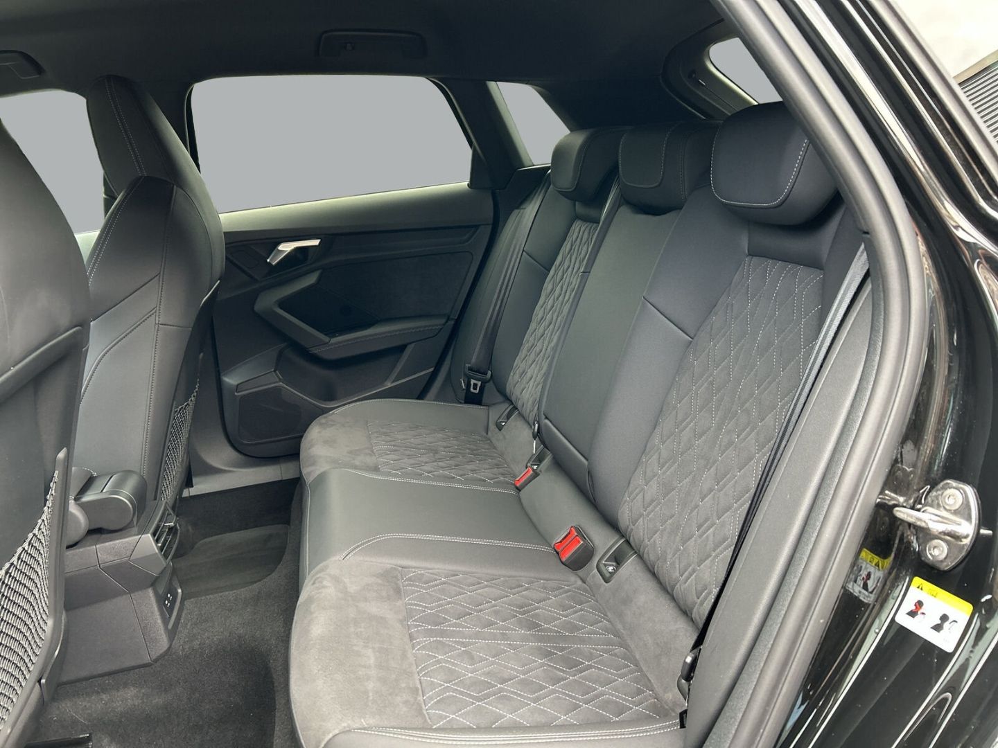 Fahrzeugabbildung Audi A3 Sportback 40 TFSI e S tronic S Line MATRIX CA - mit KI generiert/bearbeitet