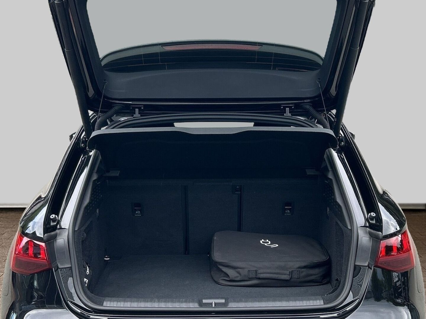 Fahrzeugabbildung Audi A3 Sportback 40 TFSI e S tronic S Line MATRIX CA - mit KI generiert/bearbeitet