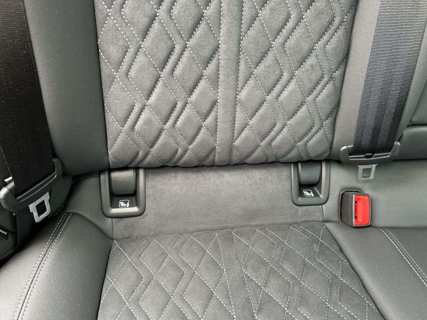 Fahrzeugabbildung Audi A3 Sportback 40 TFSI e S tronic S Line MATRIX CA - mit KI generiert/bearbeitet