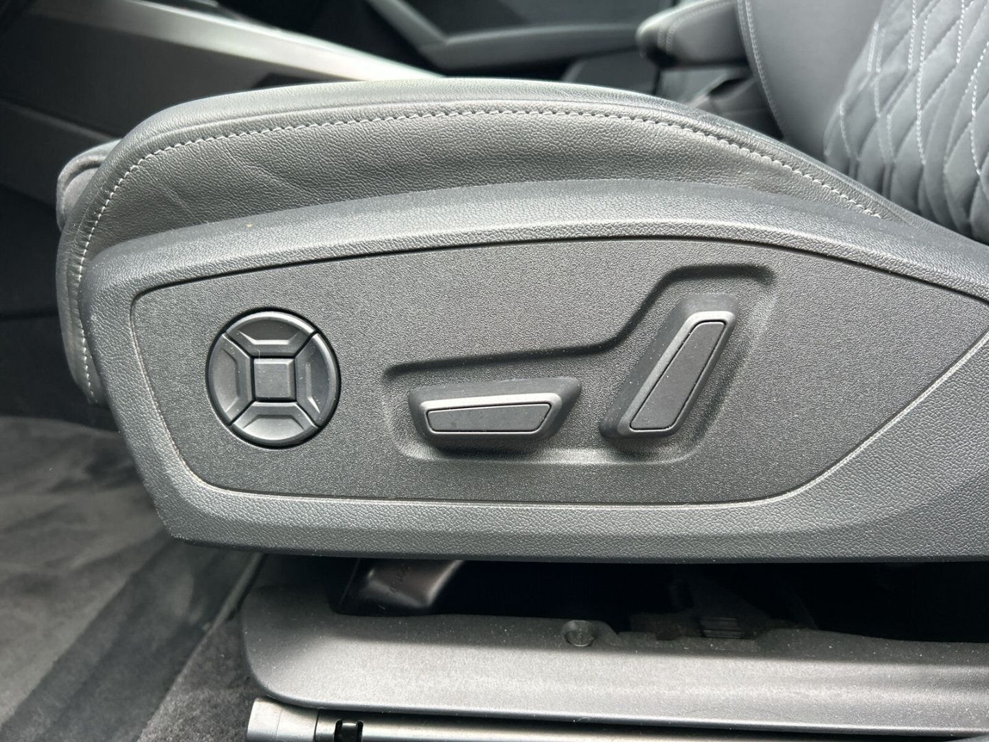 Fahrzeugabbildung Audi A3 Sportback 40 TFSI e S tronic S Line MATRIX CA - mit KI generiert/bearbeitet