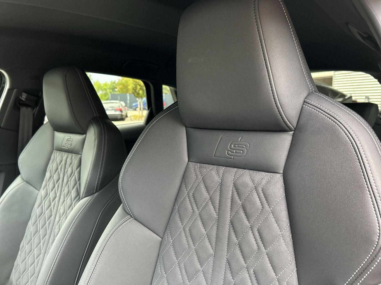 Fahrzeugabbildung Audi A3 Sportback 40 TFSI e S tronic S Line MATRIX CA - mit KI generiert/bearbeitet