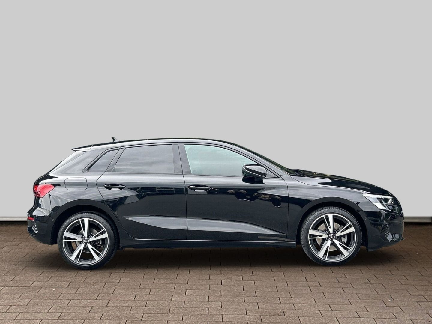 Fahrzeugabbildung Audi A3 Sportback 40 TFSI e S tronic S Line MATRIX CA - mit KI generiert/bearbeitet