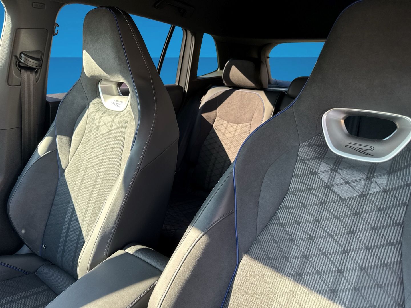 Fahrzeugabbildung Volkswagen Tiguan 2.0 TDI R-Line 4Motion Matrix Black Style