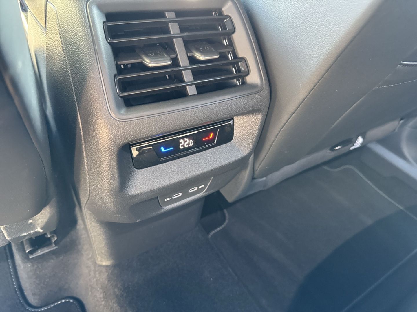 Fahrzeugabbildung Volkswagen Tiguan 2.0 TDI R-Line 4Motion Matrix Black Style