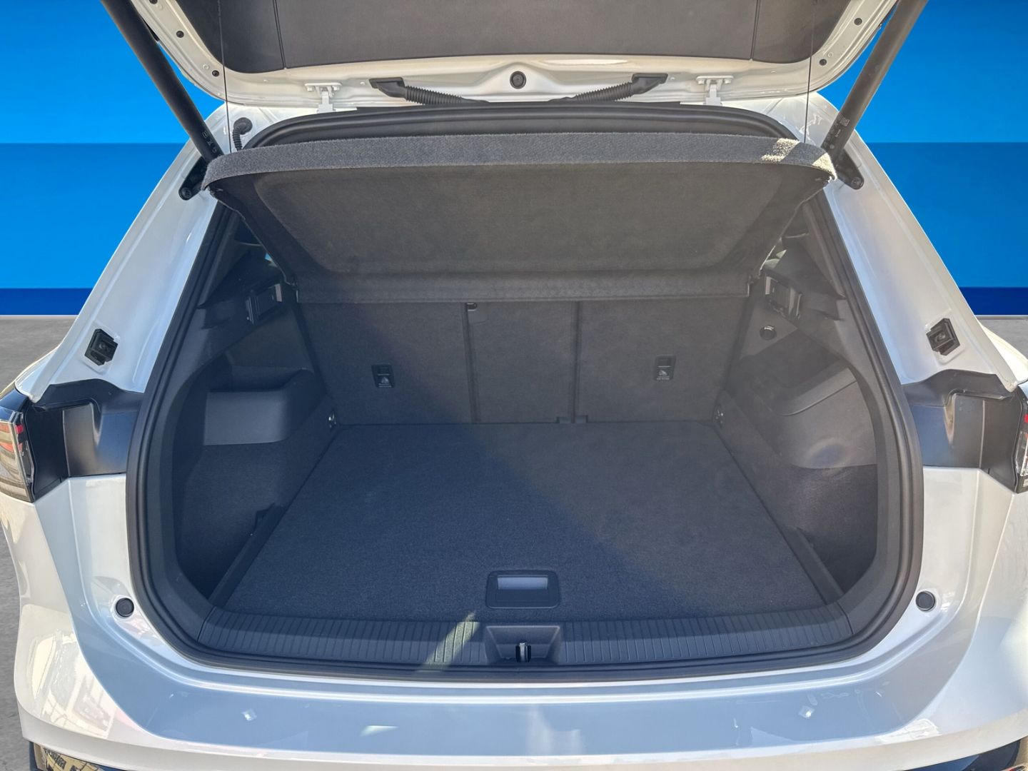 Fahrzeugabbildung Volkswagen Tiguan 2.0 TDI R-Line 4Motion Matrix Black Style
