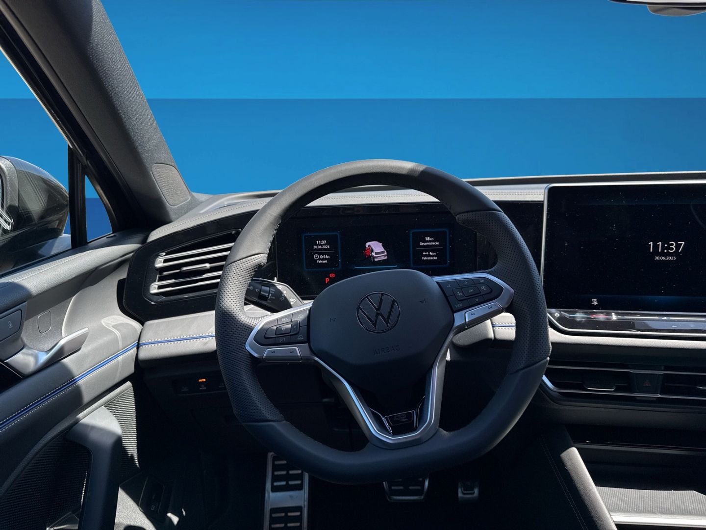 Fahrzeugabbildung Volkswagen Tiguan R-Line 1,5 l eHybrid HD MATRIX IQ.DRIVE B