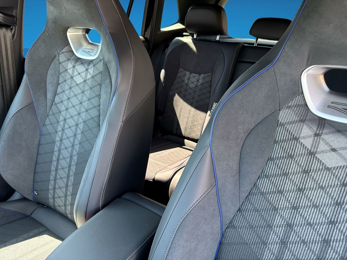 Fahrzeugabbildung Volkswagen Tiguan R-Line 1,5 l eHybrid HD MATRIX IQ.DRIVE B