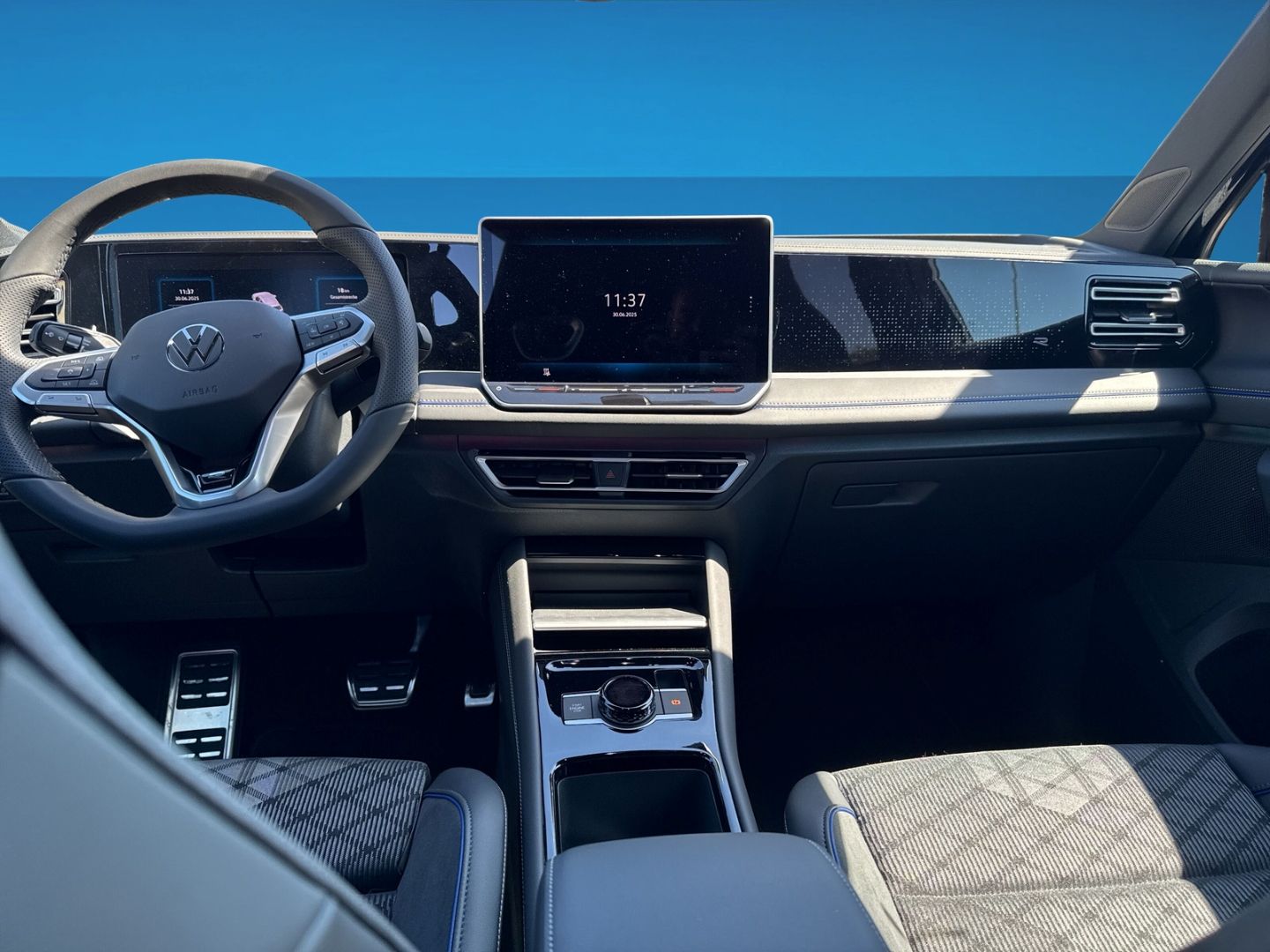 Fahrzeug 14 Fahrzeugabbildung Volkswagen Tiguan R-Line 1,5 l eHybrid HD MATRIX IQ.DRIVE B