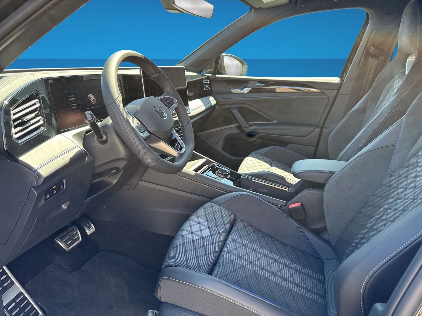 Fahrzeugabbildung Volkswagen Tiguan R-Line 1,5 l eHybrid HD MATRIX IQ.DRIVE B