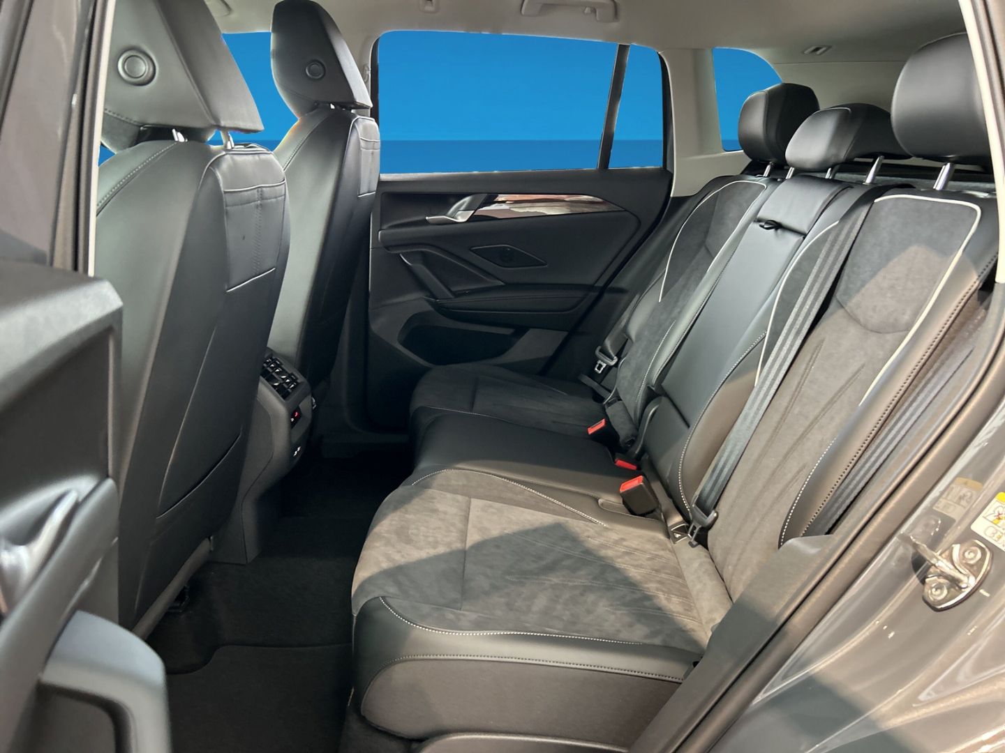 Fahrzeugabbildung Volkswagen Tiguan Elegance 1,5l eHybrid MATRIX AHK IQ.DRIVE