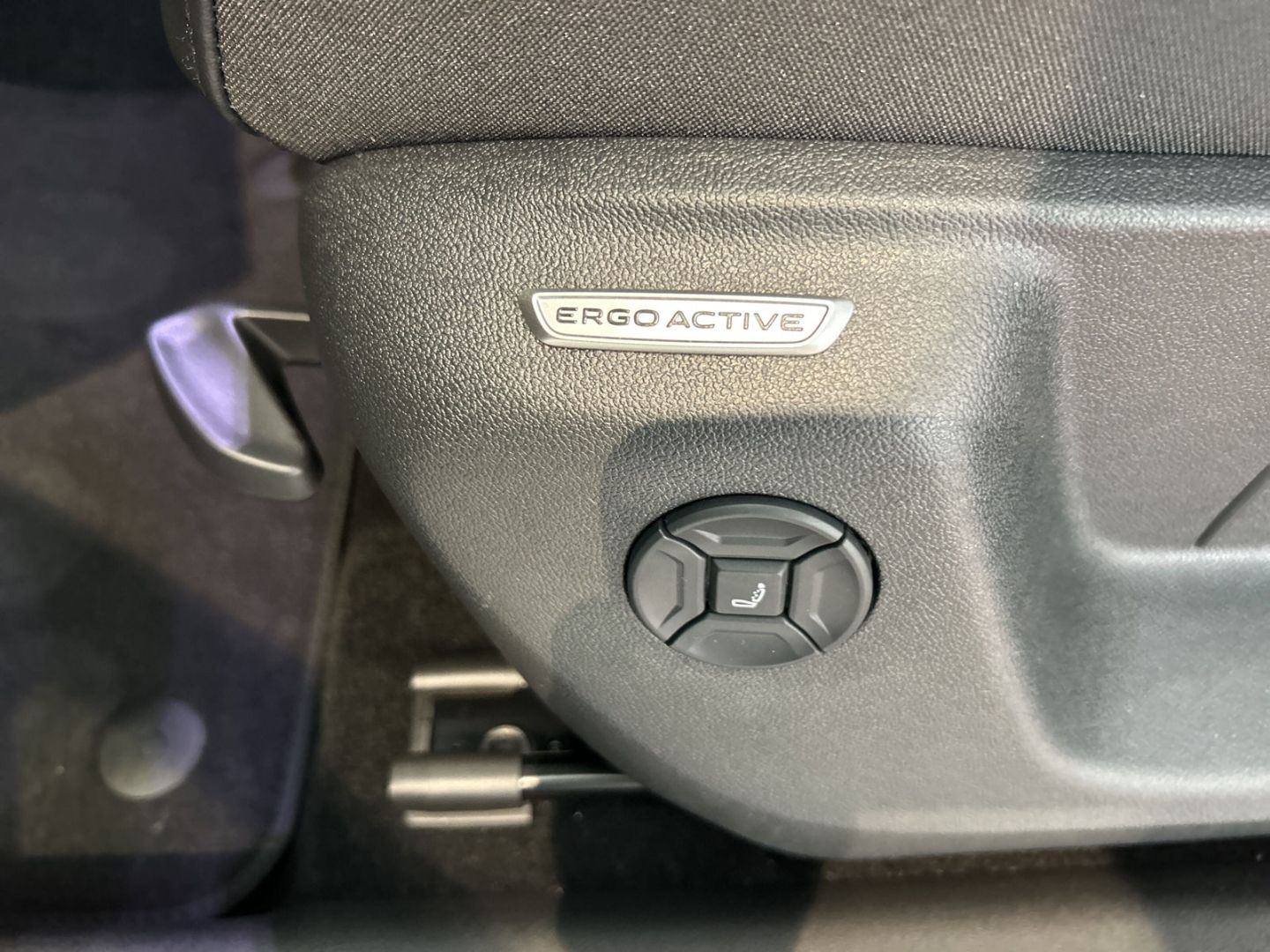 Fahrzeugabbildung Volkswagen Tiguan Elegance 1,5l eHybrid MATRIX AHK IQ.DRIVE