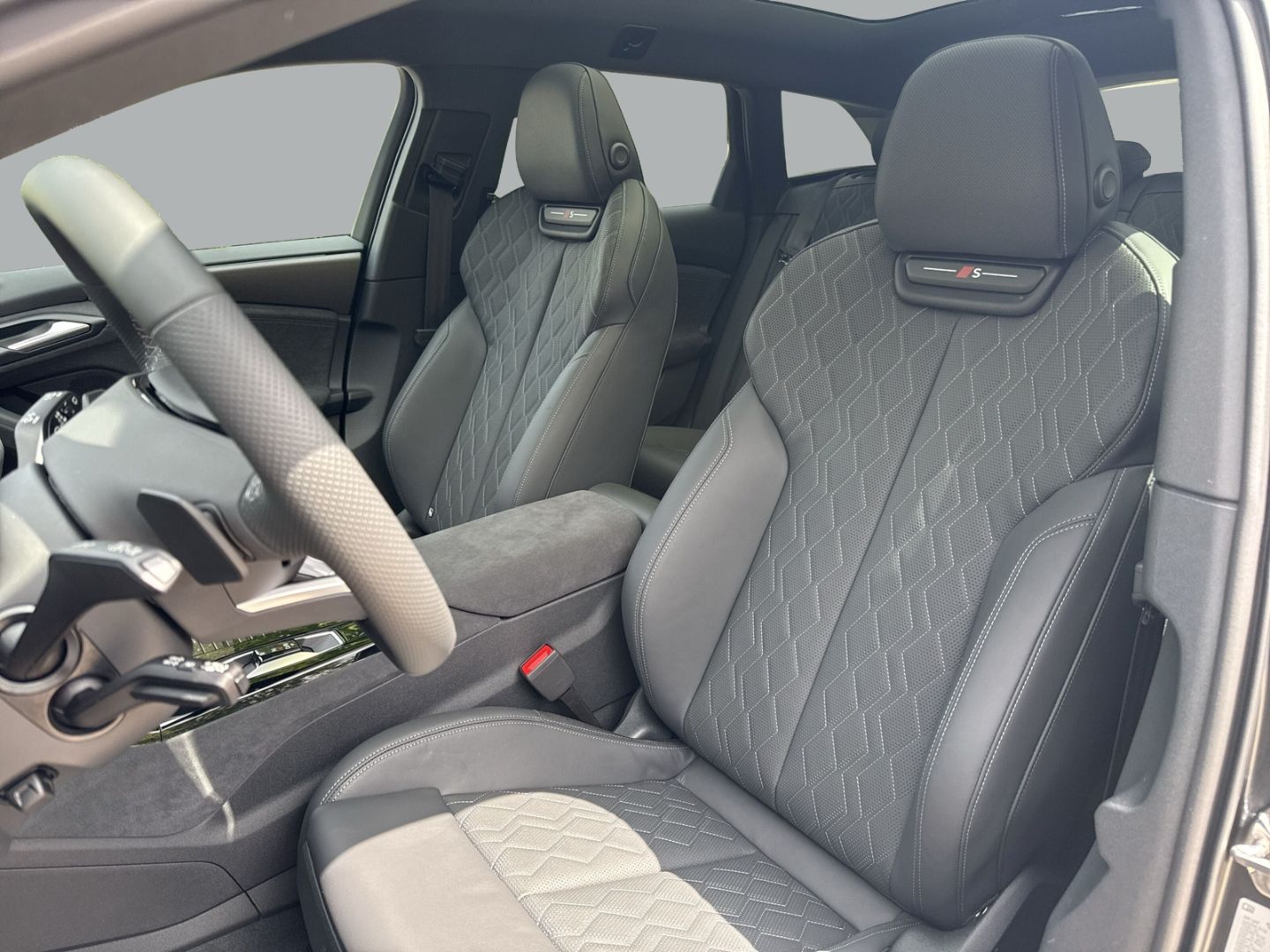 Fahrzeugabbildung Audi A6 Avant e-tron quattro 315 kW TECH PRO+HUD+AHK+